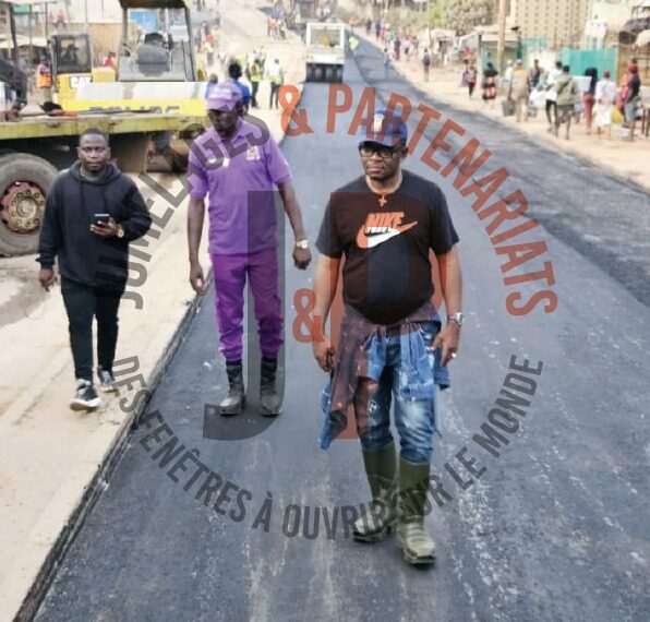 Réhabilitation routière de Yaoundé 6 : Le Maire sur le terrain pour superviser la pose des enrobés