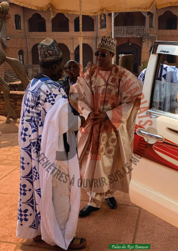 Diplomatie traditionnelle : Le Roi Tikar de Bakim reçu au palais royal de Foumban