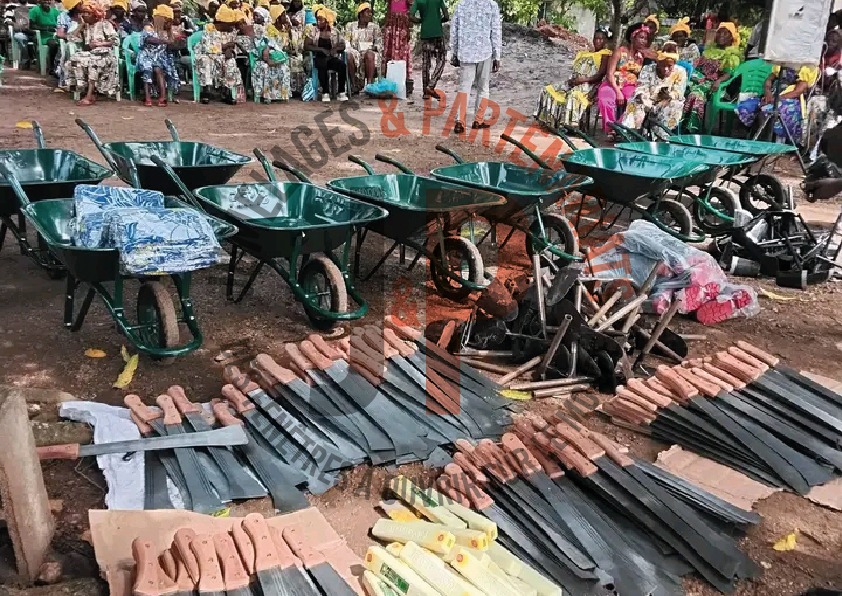 Appui à l’agriculture à Batchenga : Sa Majesté Essoa Etoga équipe les producteurs d’Emana Meyada