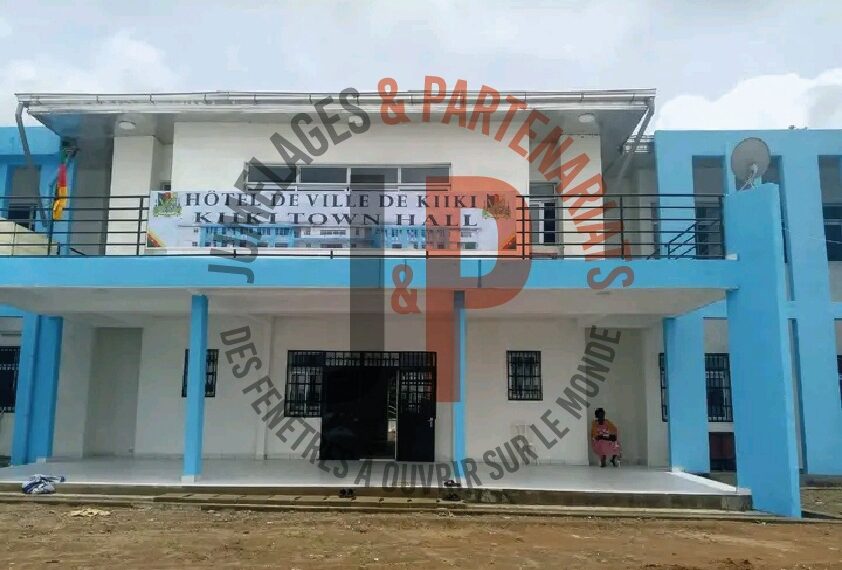 Kiiki affiche avec fierté son hôtel de ville