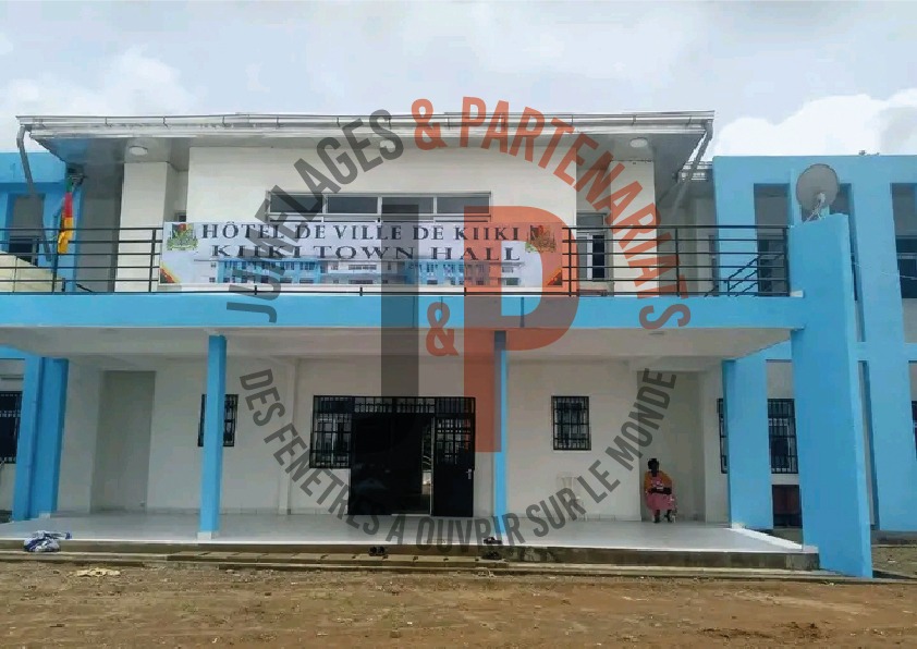 Kiiki affiche avec fierté son hôtel de ville